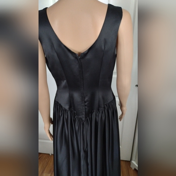 Women's Long Satin Evening Wear Dress - Picture 8 of 13
